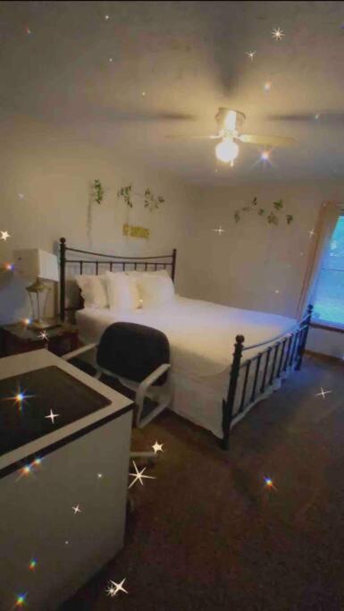 B1 Guest House Hope Mills Екстериор снимка