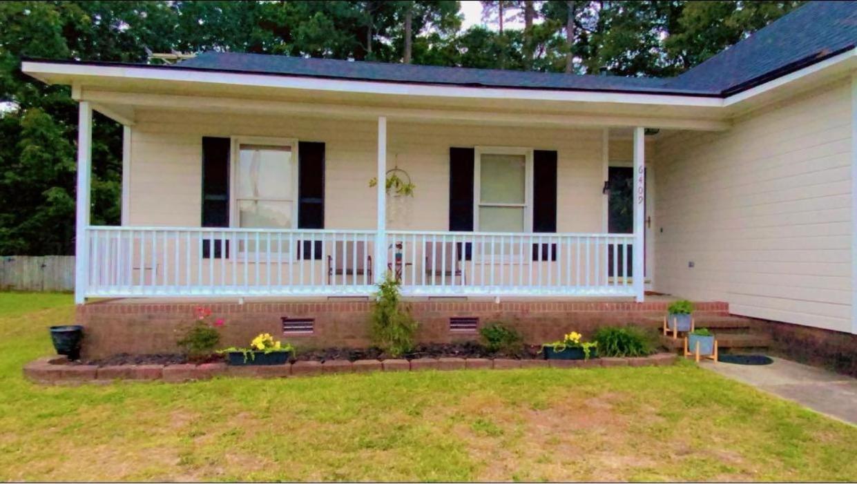 B1 Guest House Hope Mills Екстериор снимка